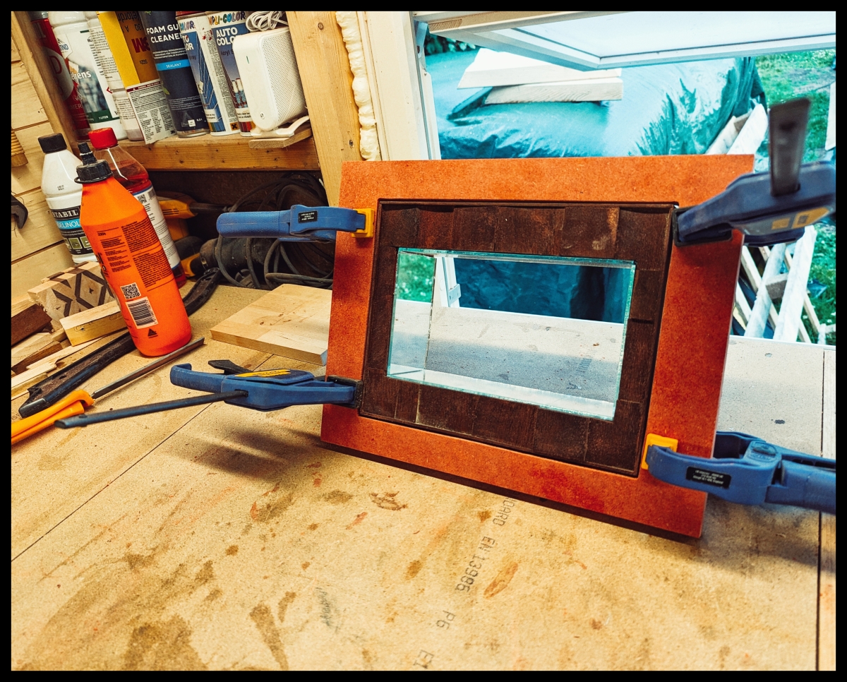 New idea, keep the insides lined with mirrors, and frame the box with mahogany. Then, build another frame around this, both for support of the base unit on which this thing will rest, but also to give it a new-ish feel. Valchromat used.